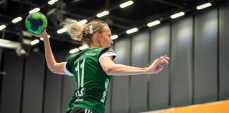 Co oznacza podniesioną w górę prawa ręka sędziego w trakcie gry w piłkę ręczną?