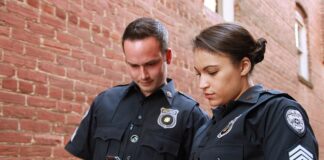 Czy policjant może mieć spodnie w butach?